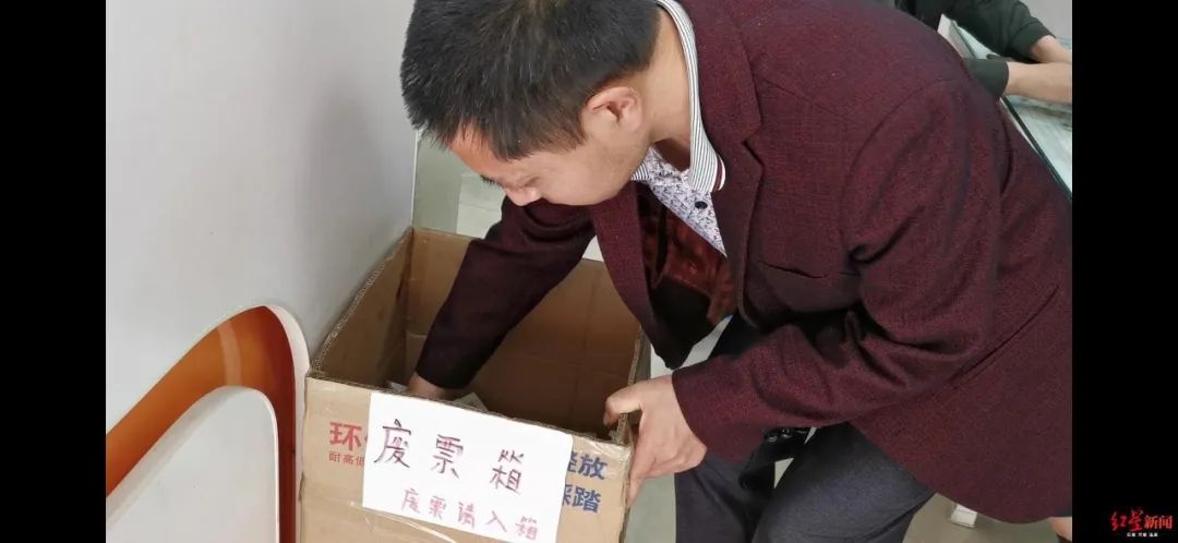 彩民随手仍掉千万彩票，废票箱中幸运捡回